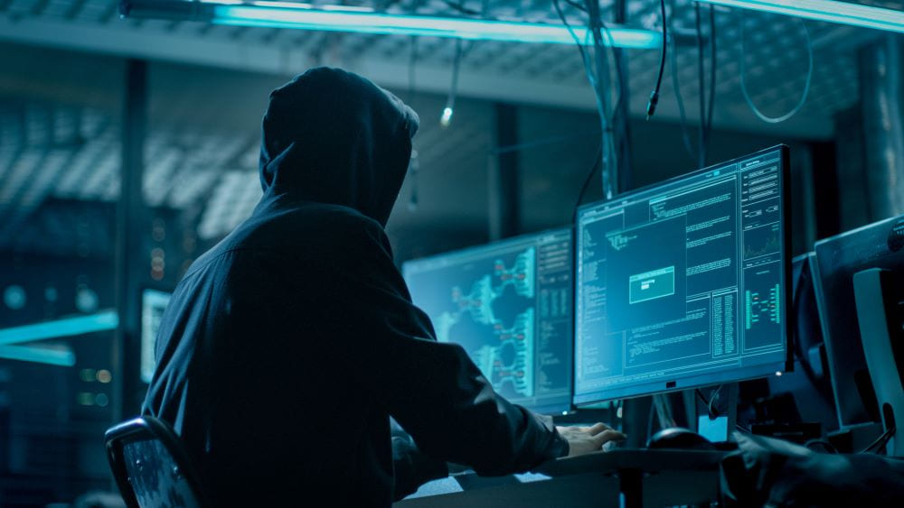 Un pirate exécutant du code sur un ordinateur